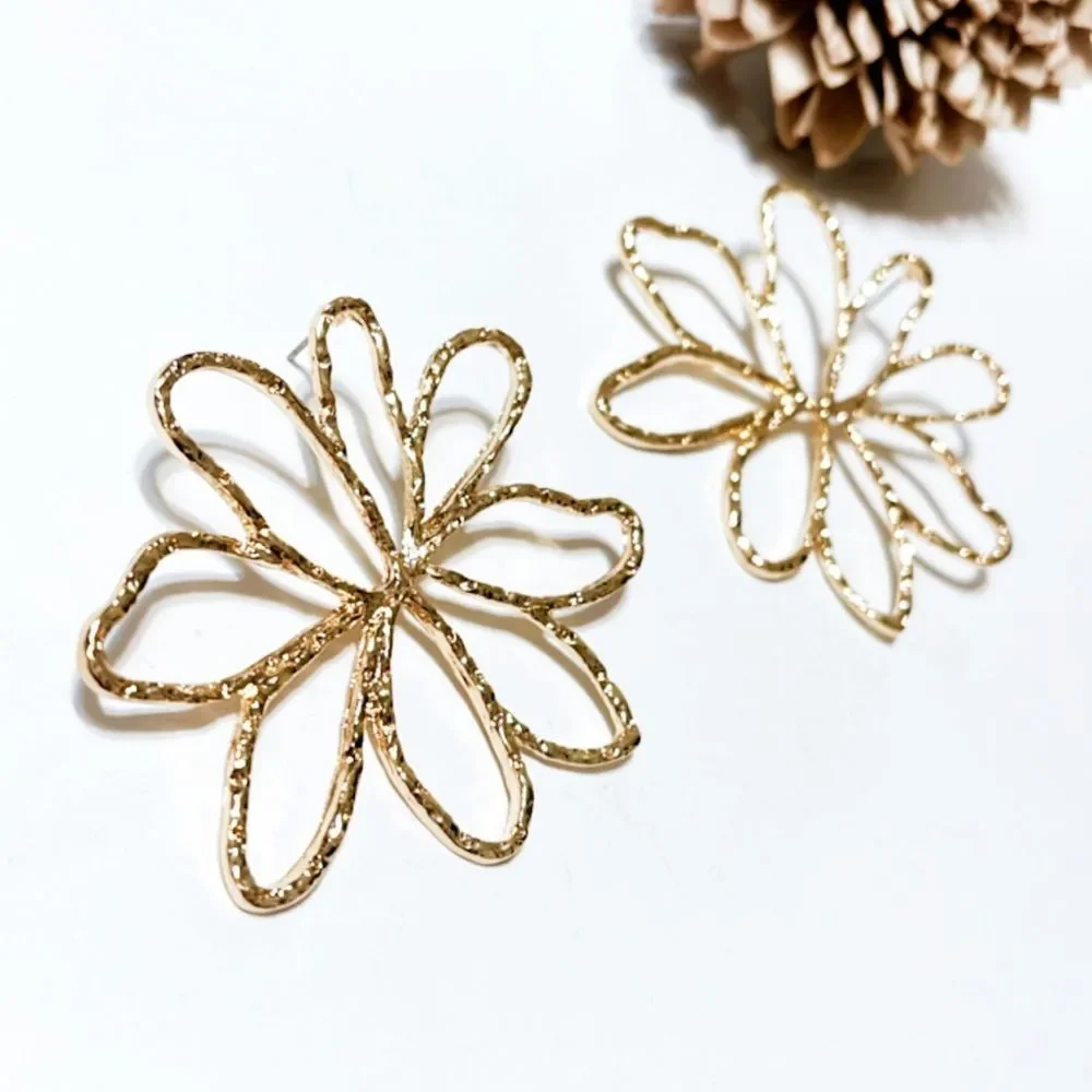 Hollow gold flower earrings M2 - Picture 2 of 5